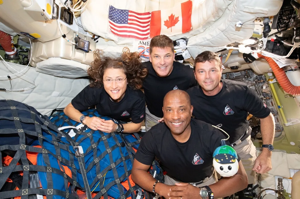 Astronautas participando de evento em Houston após missão lunar