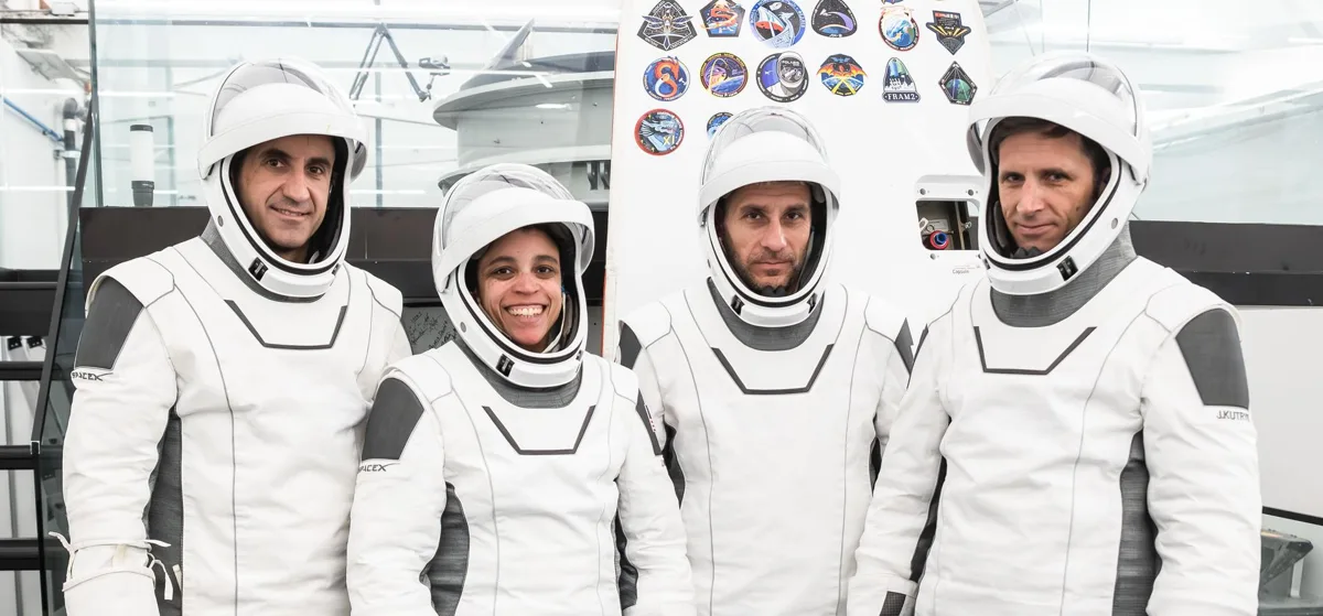 Foguete da SpaceX preparado para lançamento com quatro astronautas a bordo
