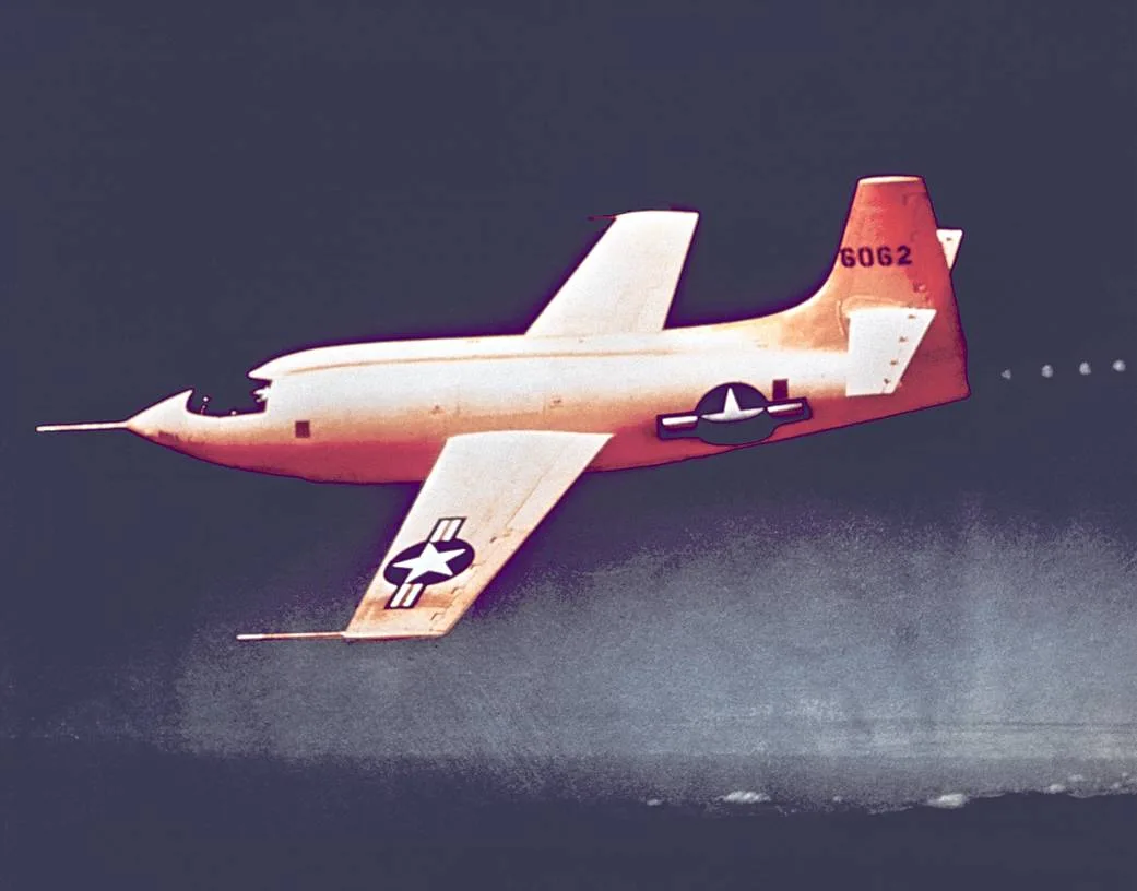 Imagem do centro de pesquisa Armstrong na Califórnia com um avião X-59 ao fundo.