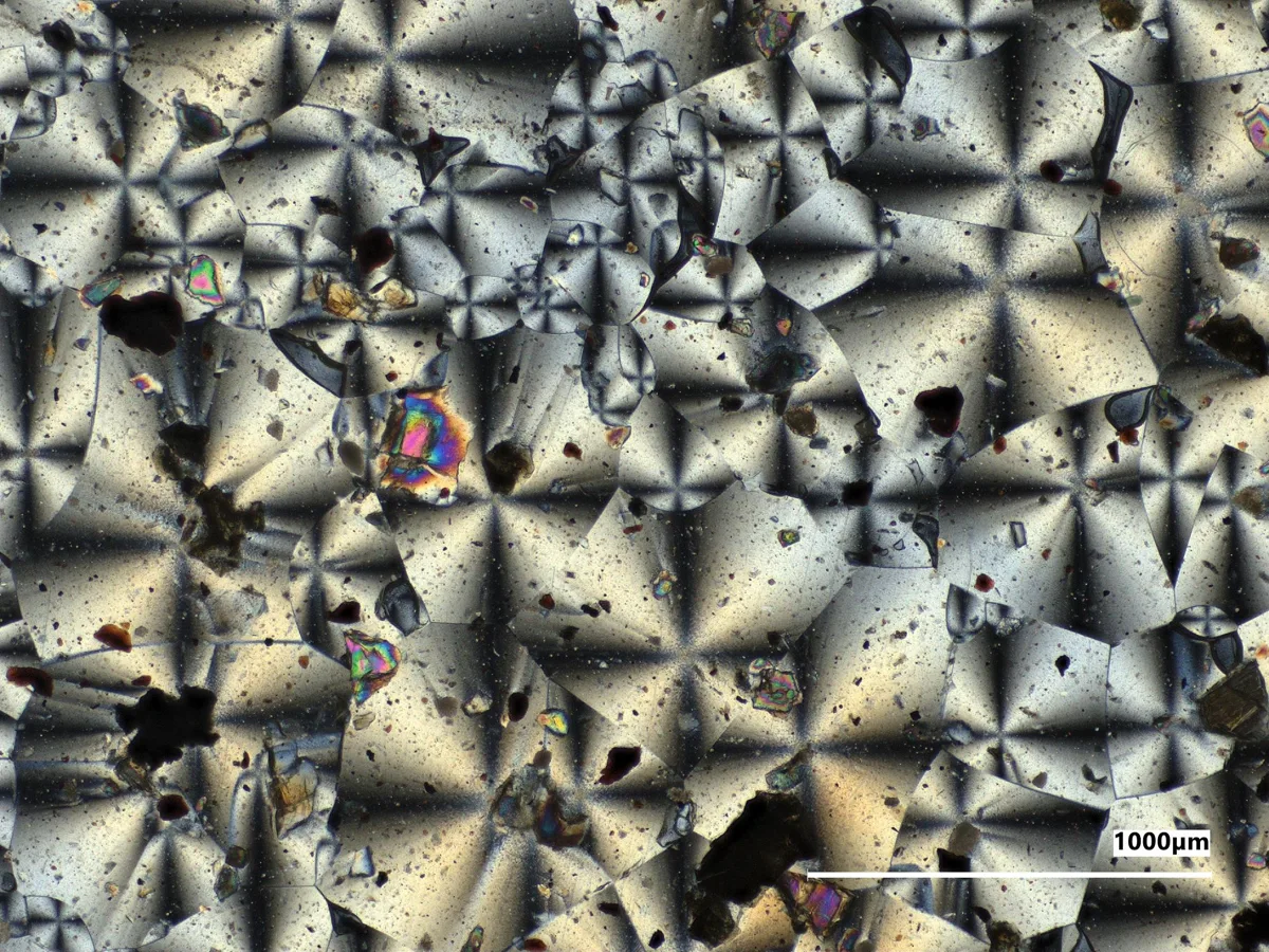 Microscopia de um material colorido feito com poeira lunar e marciana
