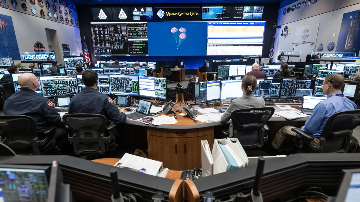 Imagem ilustrativa de controle de missão espacial na NASA