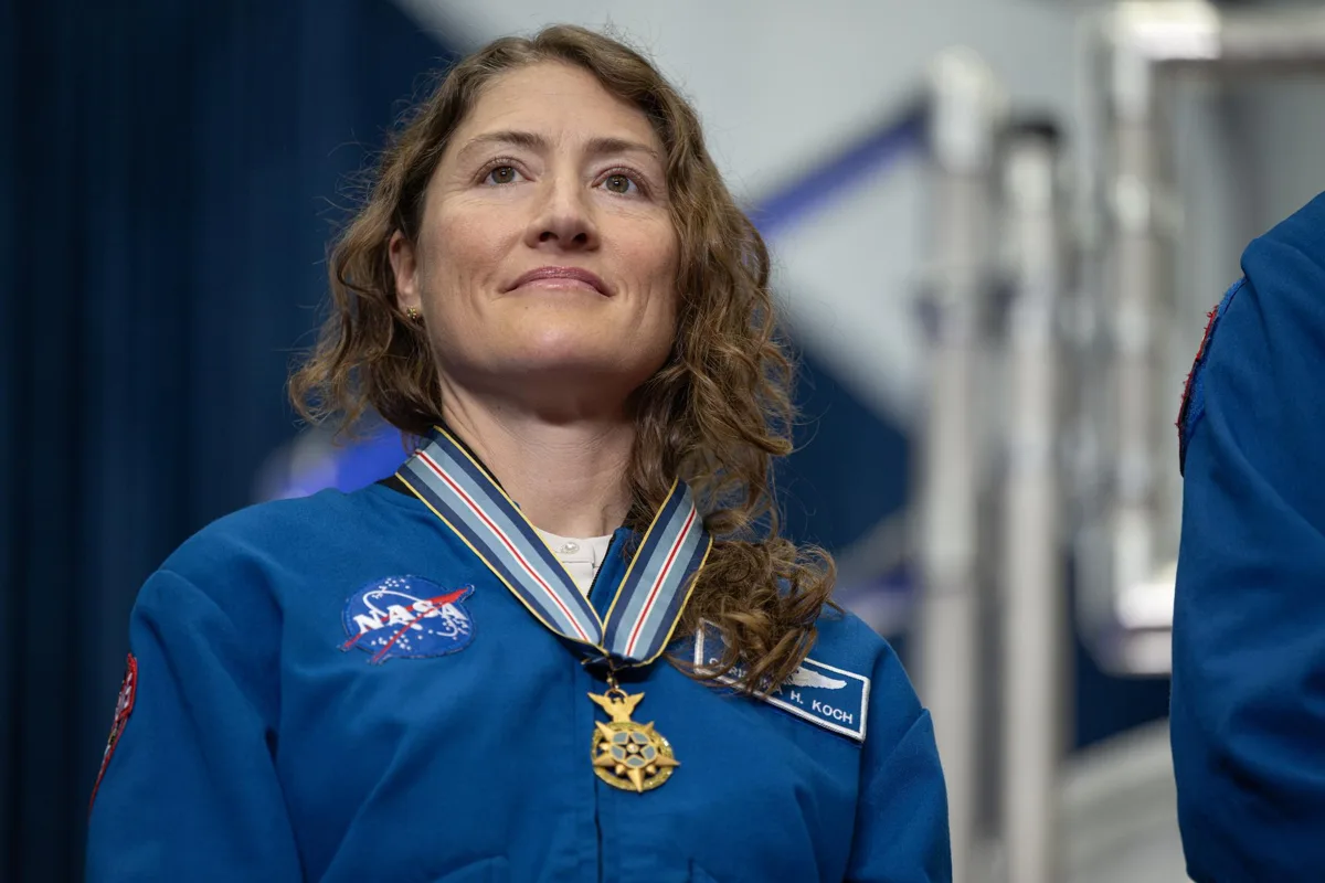Astronauta da NASA participa de evento esportivo na Filadélfia ao lado de torcedores