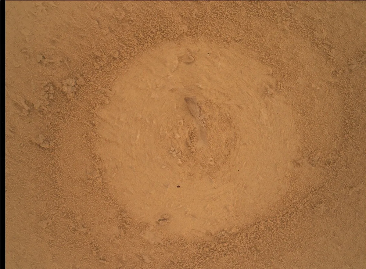 Imagem do rover Curiosity durante uma atividade de coleta de amostra em Marte