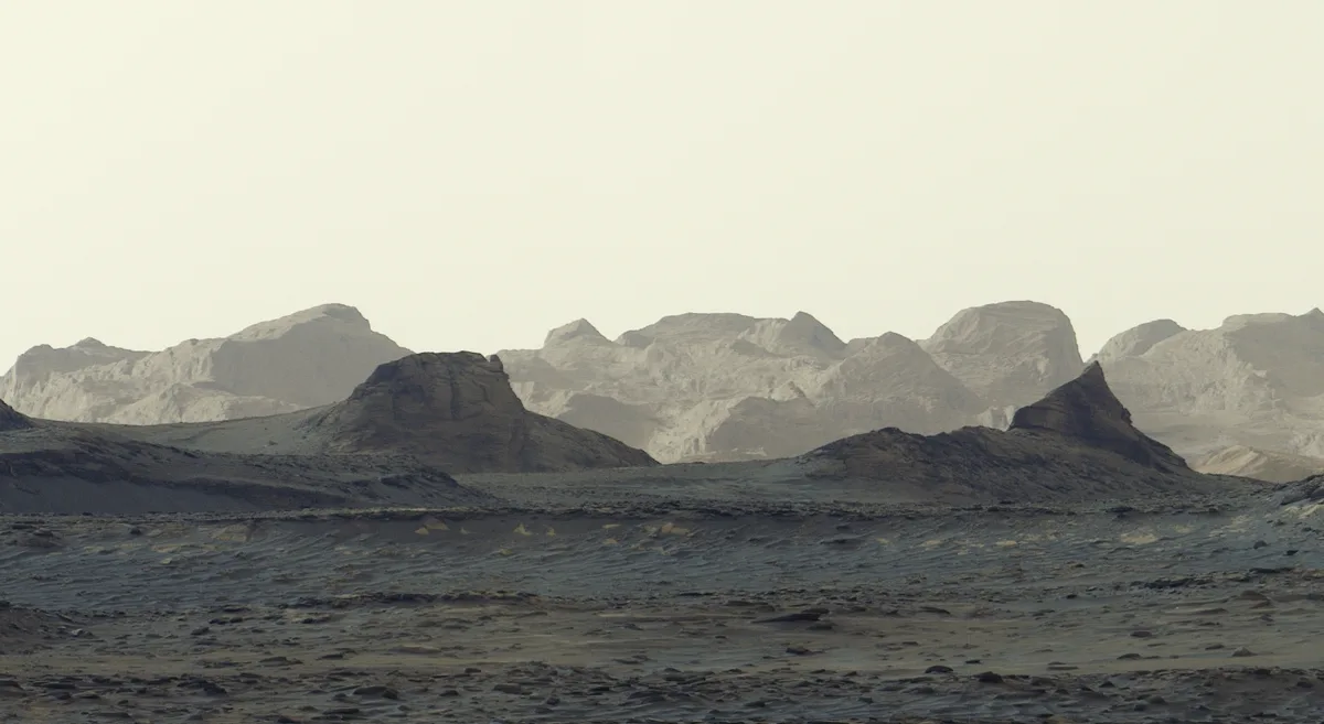 Panorama do nascer do sol em Marte realizado pelo rover Curiosity, com destaque às formações rochosas e céu azul.
