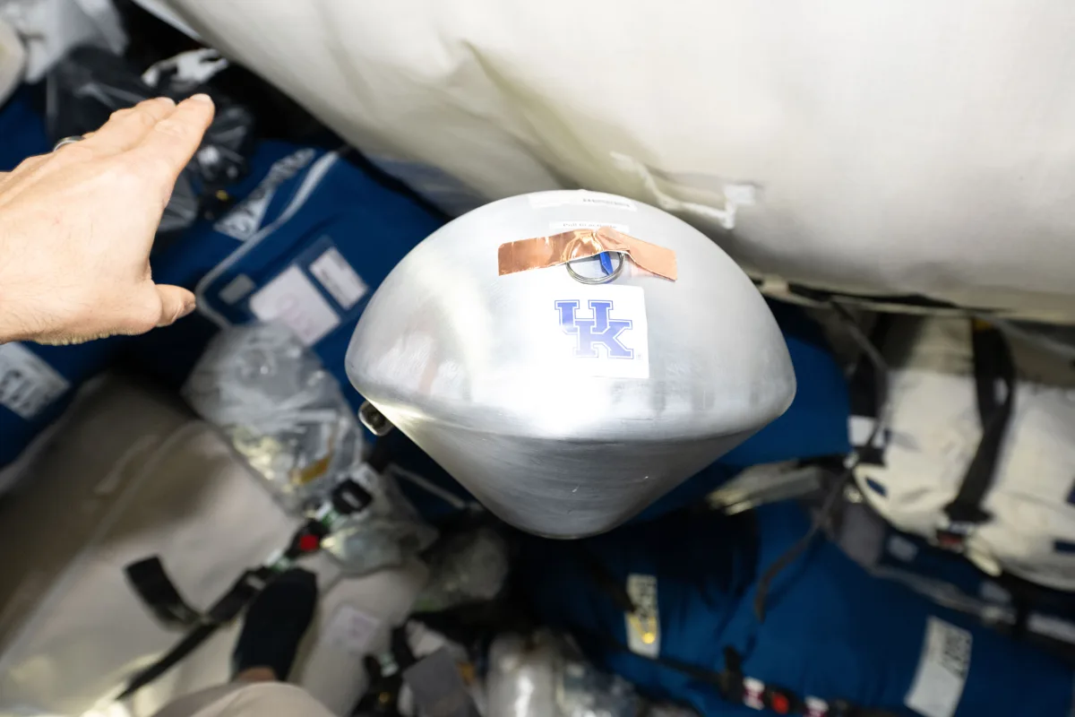 Cápsulas experimentais sendo ejetadas durante reentrada atmosférica na missão da NASA