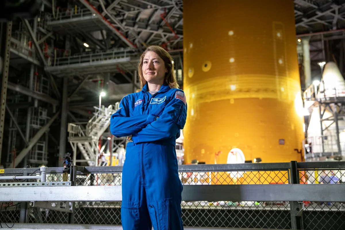 Christina Koch em atividade no espaço durante a missão Artemis II