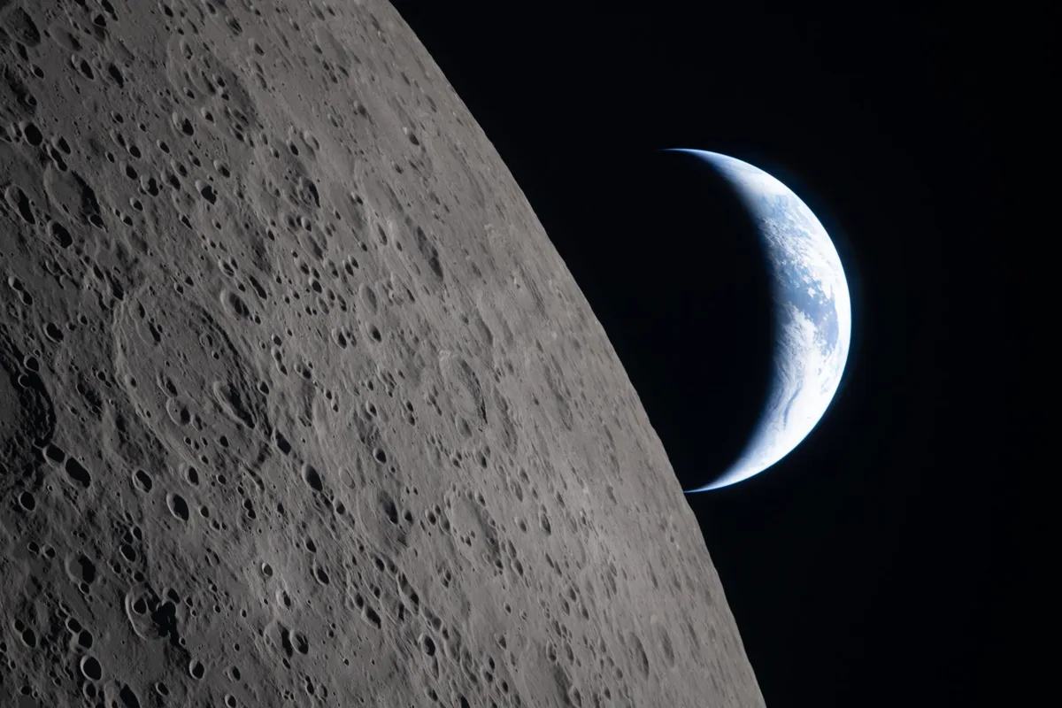 Imagem do Centro Espacial Kennedy com foguete pronto para lançamento