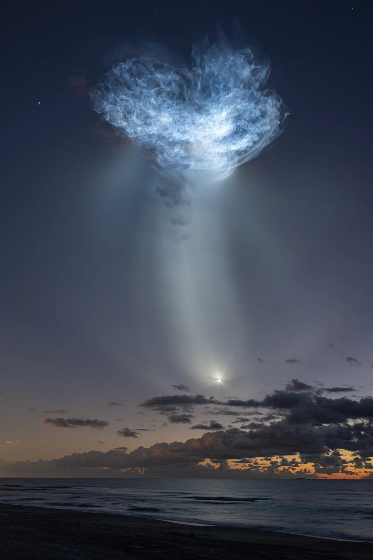 Lançamento do foguete Falcon 9 da SpaceX iluminado ao amanhecer, criando o fenômeno jellyfish