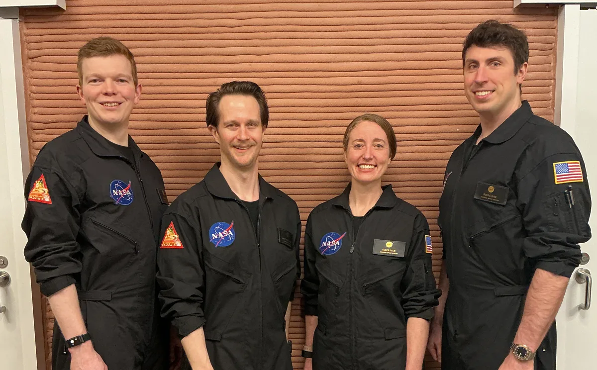 Equipe da NASA em habitat simulada de Marte durante o último ano