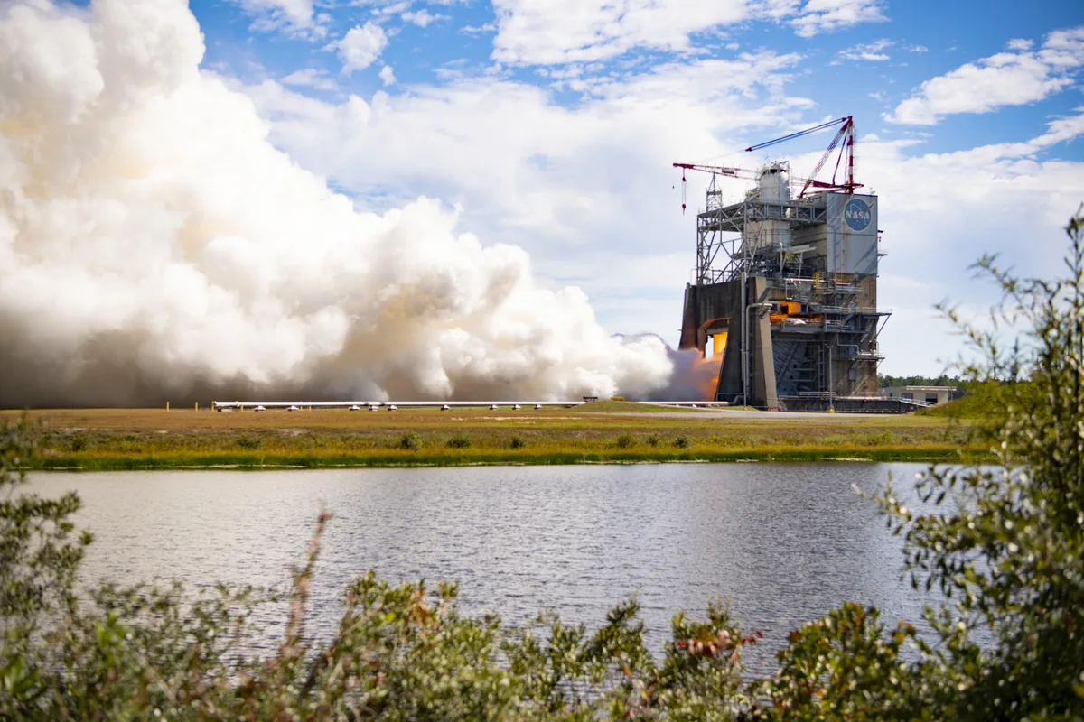Motor RS-25 sendo testado na estrutura de testes da NASA na Mississippi