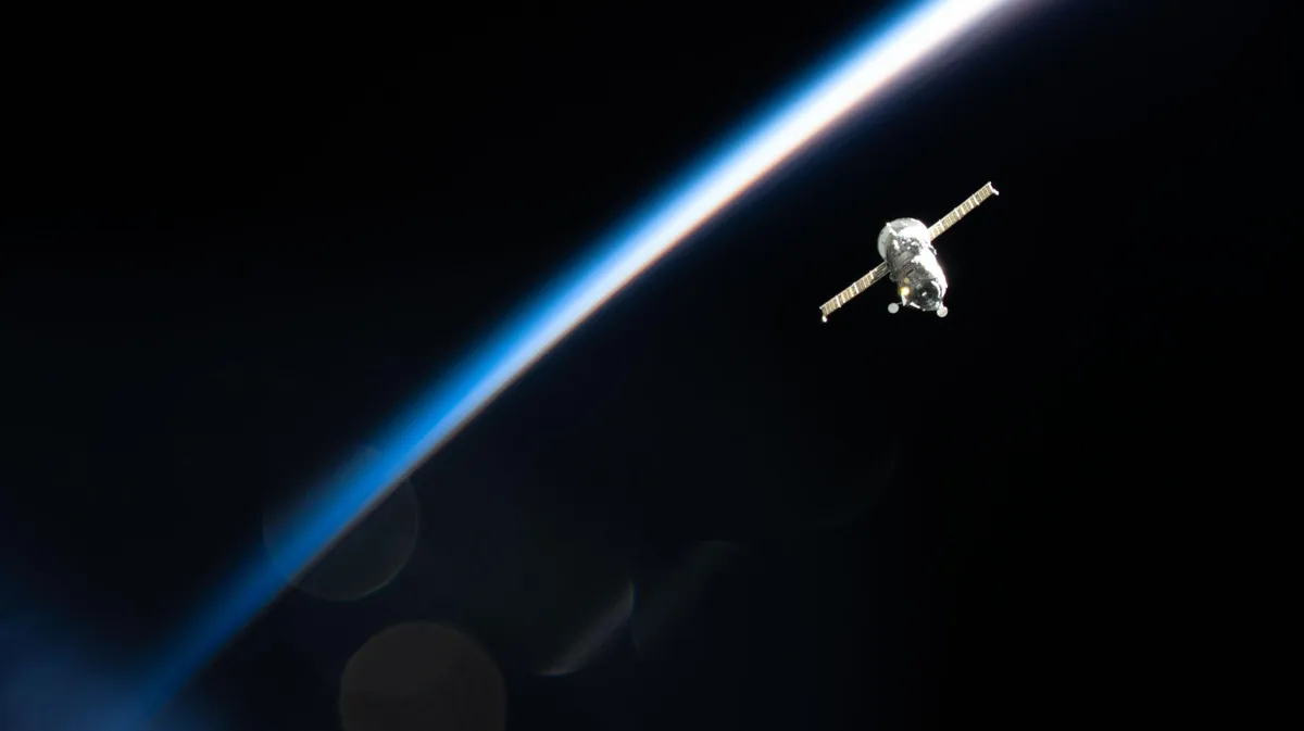 Foguete Soyuz decolando do cosmódromo de Baikonur, levando a nave Progress 96 até a Estação Espacial Internacional