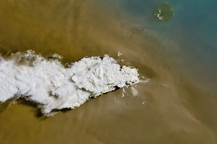 Cinzas vulcânicas cobrem o céu de Jacarta após erupção do Anak Krakatau