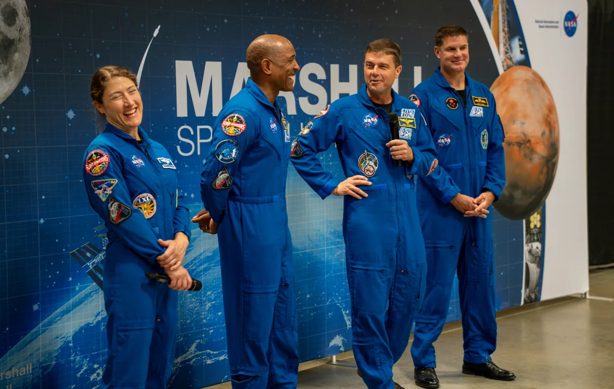 Astronautas da missão Artemis II em visita ao centro espacial na Alabama.