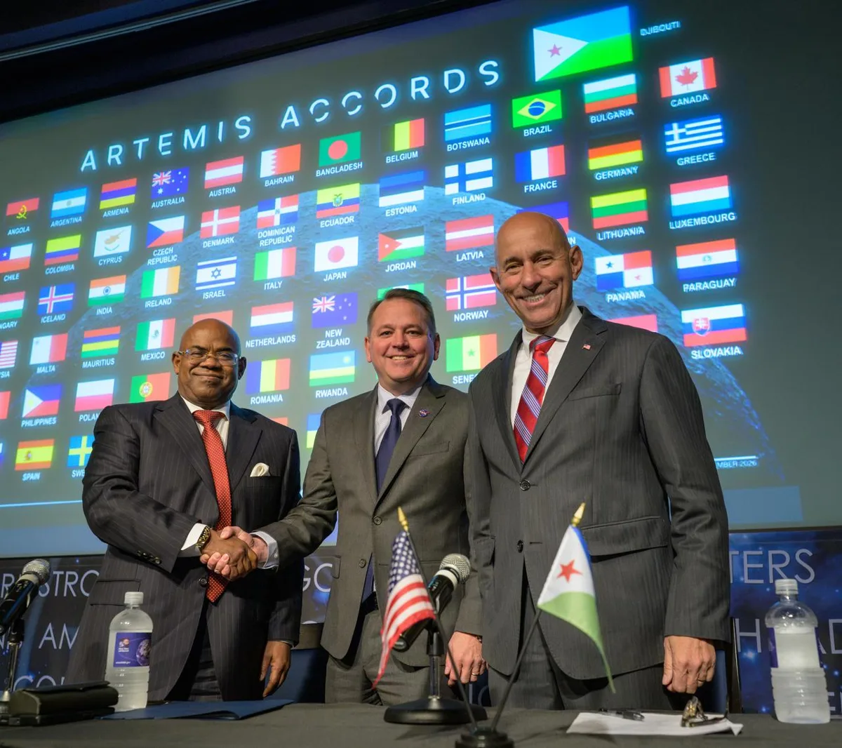Imagem de uma cerimônia na sede da NASA com representantes de Djibouti e Estados Unidos
