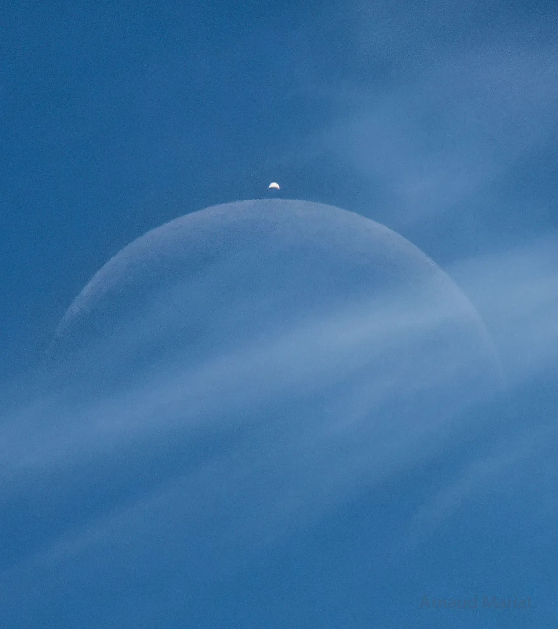 Imagem de uma leitura astronômica mostrando a Lua e Vênus lado a lado durante o eclipse diurno