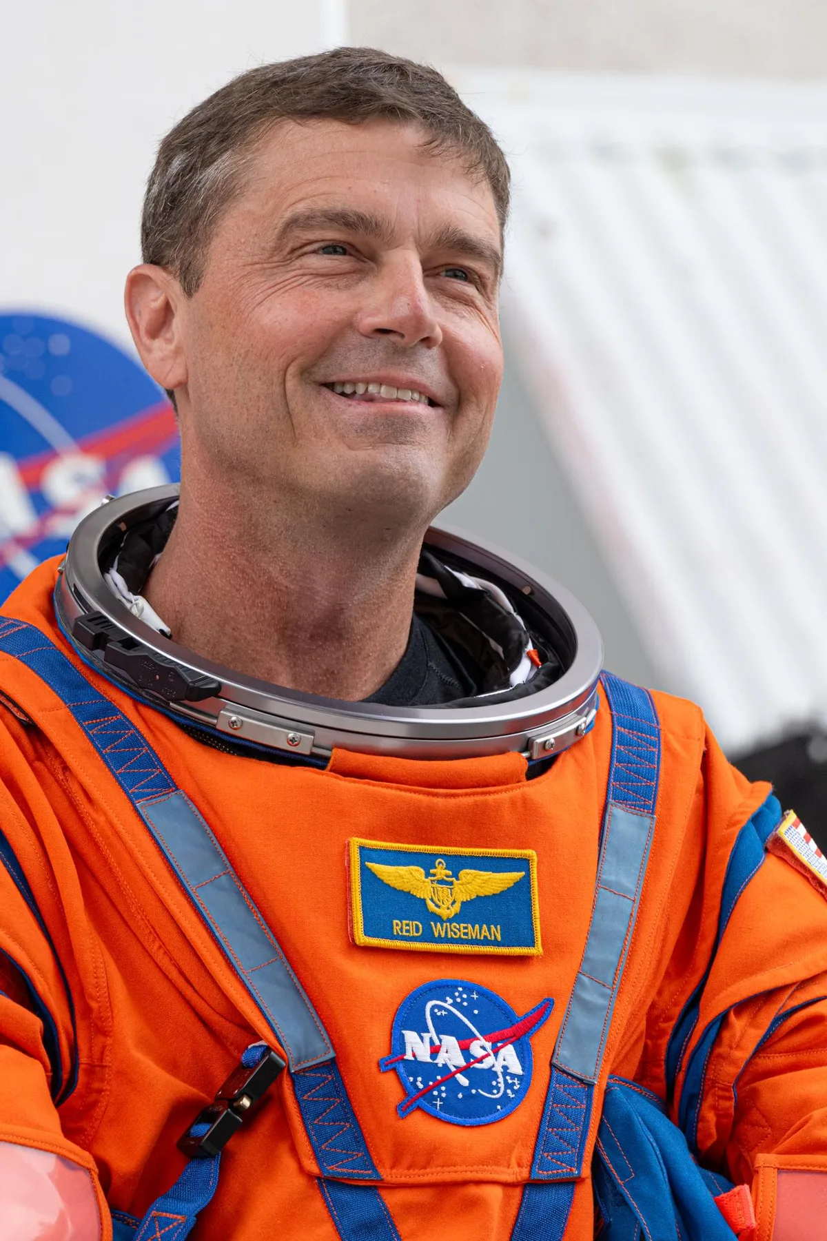 Astronauta da NASA durante evento em estádio de futebol americano