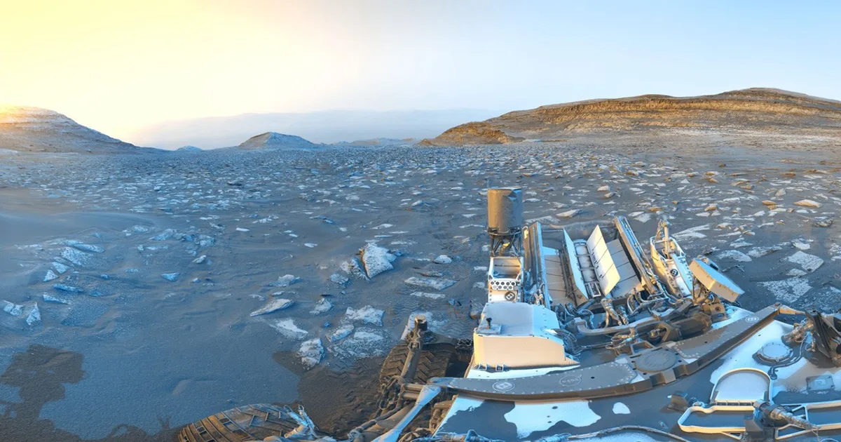 Panorama artístico do rover Curiosity em Marte, com detalhes do terreno e instrumentos técnicos visíveis.