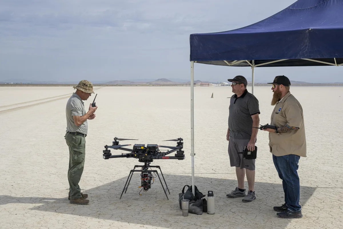 Pilotos e engenheiros da NASA com aeronaves em escala reduzida em laboratório de voo na Califórnia