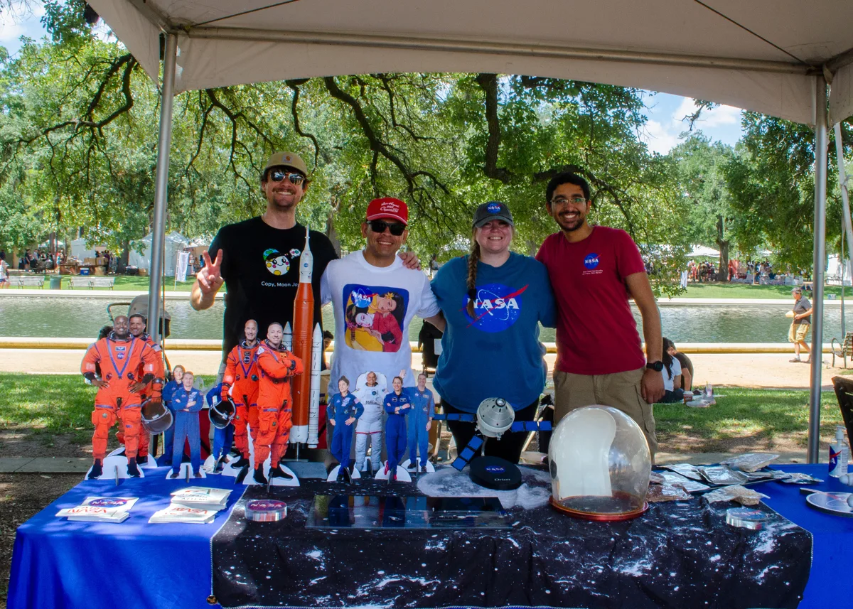 Modelo da nave Orion e roupas de astronauta expostos no Festival do Japão em Houston