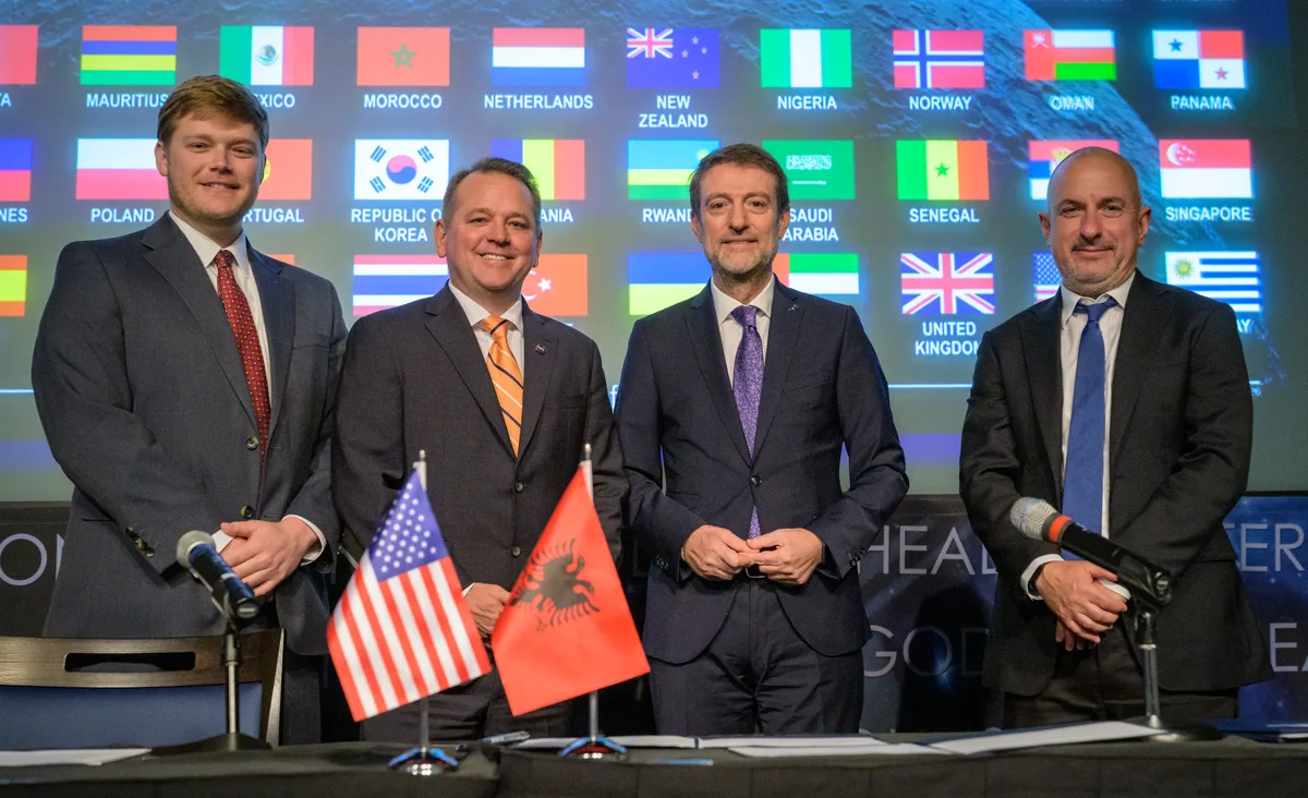 Representação de satélites orbitando a Terra com bandeira da Albânia ao fundo