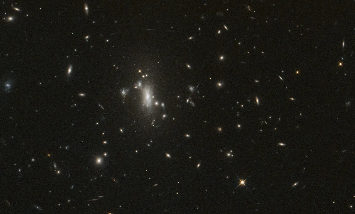 Imagem do telescópio Hubble em órbita ao redor da Terra com visual de galáxias e lentes gravitacionais