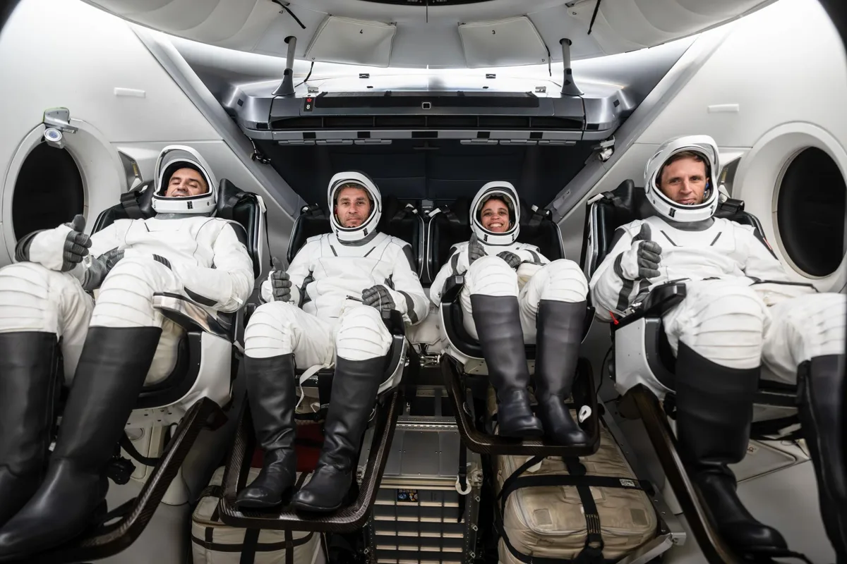 Imagem ilustrativa de astronautas realizando experimentos na estação espacial