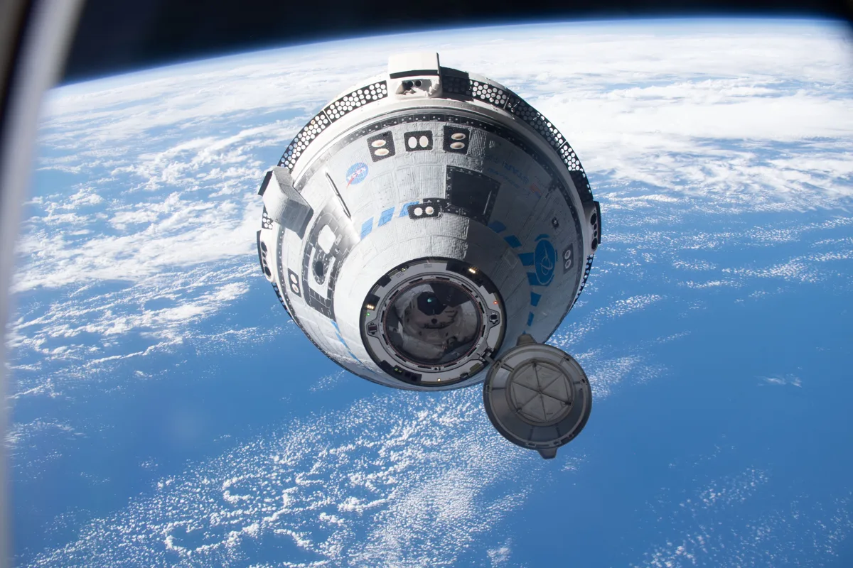 Foguete e estação espacial em lançamento